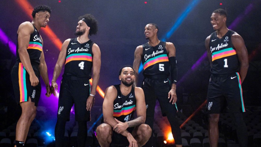 足球这项运动陪伴了我整个初高中，今天我十八岁了，...（从初中到高中，足球一路相随，十八岁的今天...）