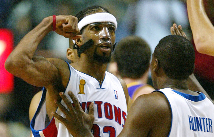 欧联比赛中一球员嘲讽对手鼻子形状，多名队友上前打抱不平（欧联赛场突发口角 球员讥讽对手鼻型 多名队友上前力挺）