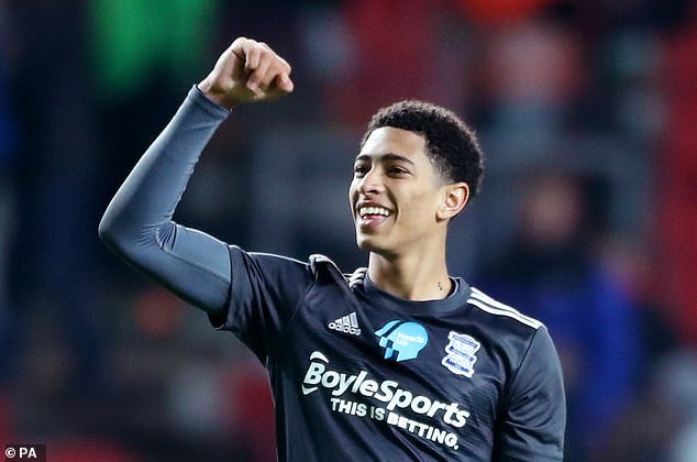 利物浦球迷热议换帅传闻，格拉斯纳因成绩亮眼成为焦点，而斯洛特面临困境。（利物浦换帅传闻惹议：格拉斯纳凭佳绩成焦点，斯洛特陷入困局）