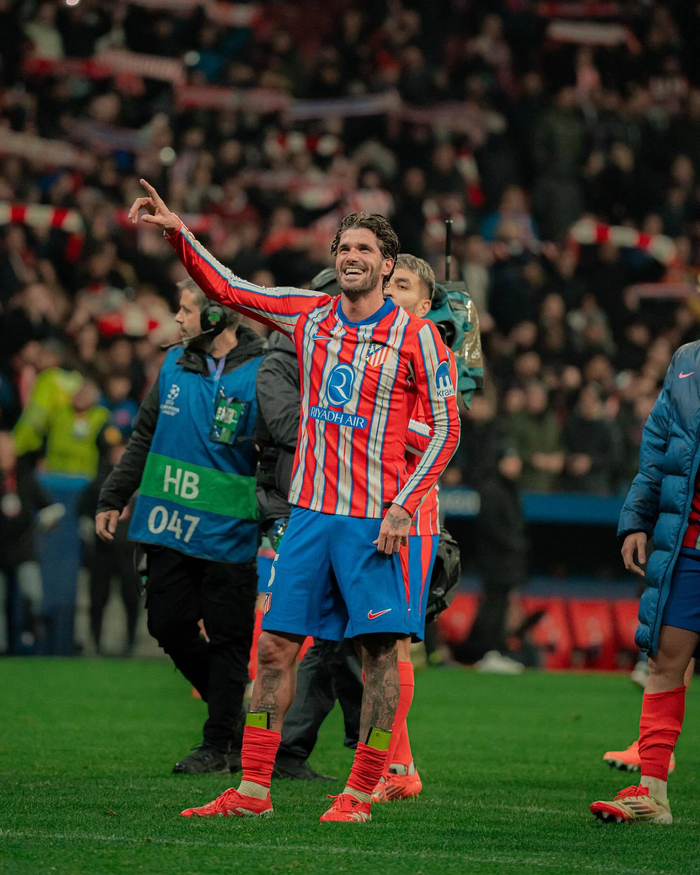 张琳芃第11次赢得中超冠军，超越郑智成国内联赛历史第一人！（张琳芃加冕中超第11冠，超越郑智成国内联赛历史第一人）