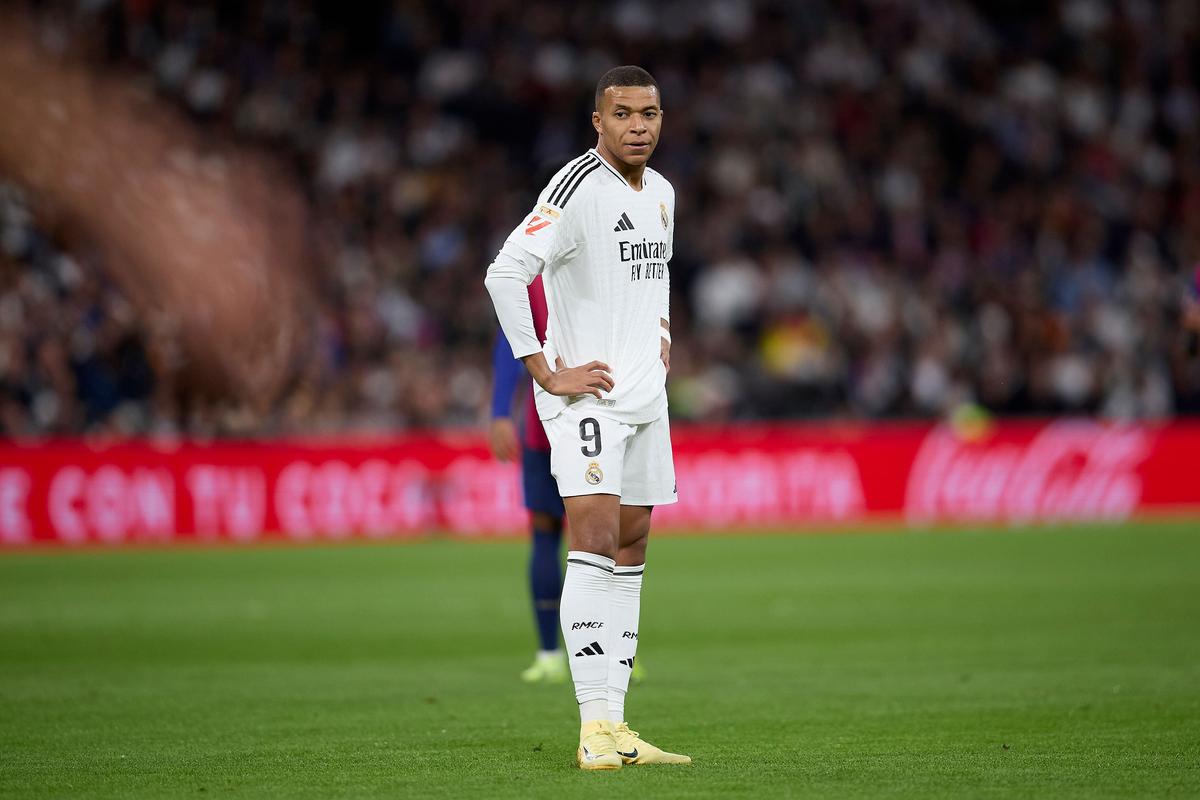 恩德里克被罚下时，维尼修斯：你再多掏牌，把所有人都罚下（恩德里克染红之时，维尼修斯怒斥裁判：你继续掏牌，把所有人都罚下）