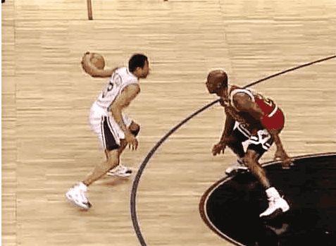 阿根廷国家队抵达安哥拉，大批球迷等候并高呼梅西名字（阿根廷国家队飞抵安哥拉，众多球迷迎候高喊梅西）