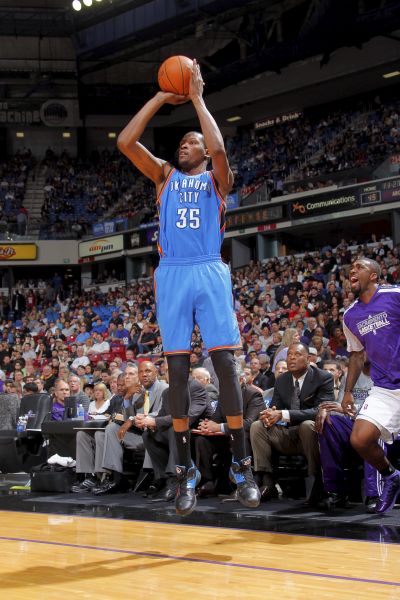 欧冠半场：阿纳别科夫屡送神扑，凯拉特0-0奥林匹亚科斯（半场战报：阿纳别科夫高接低挡，凯拉特暂0-0奥林匹亚科斯）