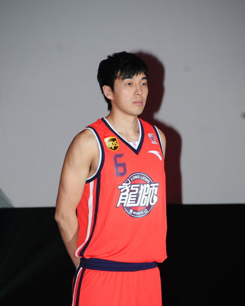 给你修修胡子，瓦科分享自己用剪刀剪克雷桑胡子的照片（瓦科晒照：亲手用剪刀为克雷桑修须）