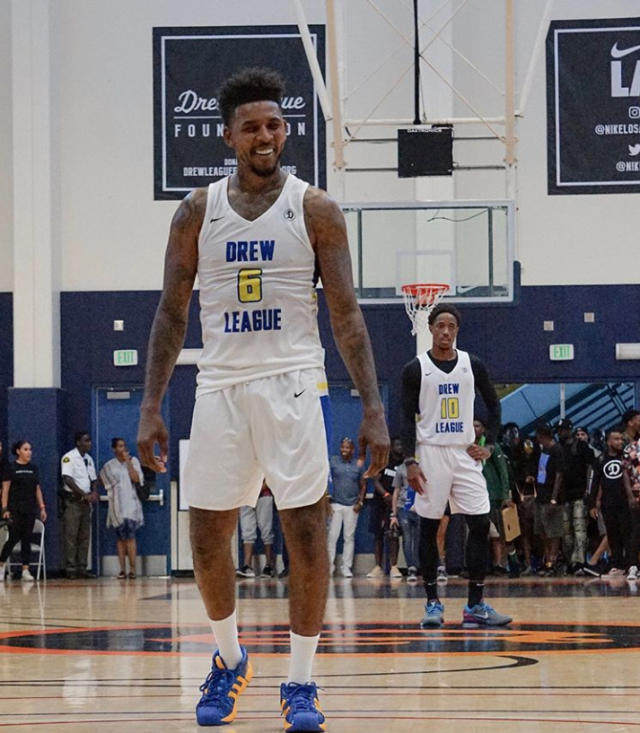 单场打入两粒头球，孔德是欧冠改制以来巴萨球员第一人（孔德单场双头破门，成为欧冠改制后巴萨第一人）