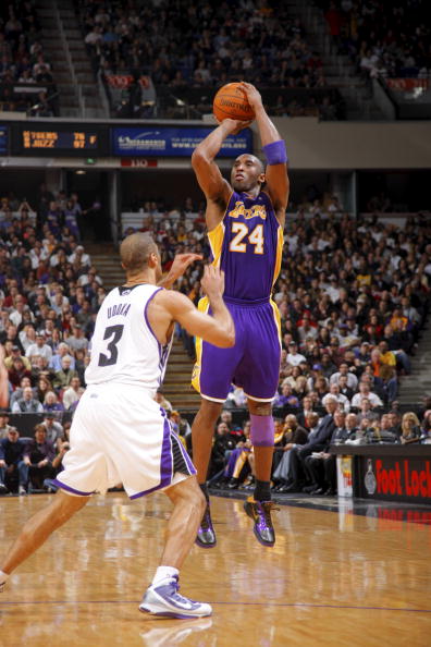 歌手：阿根廷跟巴西是宿敌没事！阿根廷可是有梅西！（歌手：阿根廷与巴西虽是宿敌，但有梅西坐镇不慌）