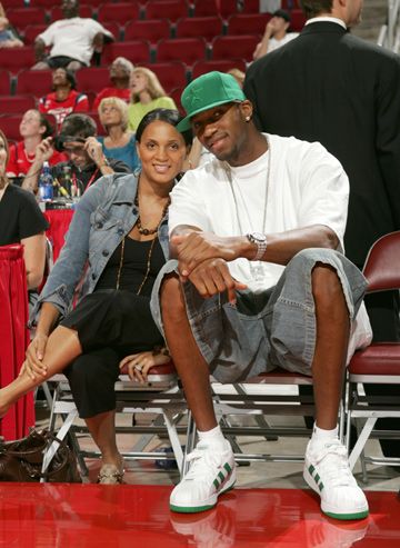 足球英超领头羊遭遇伤病危机，后卫告急（英超榜首队遭伤病潮侵袭，后防线告急）