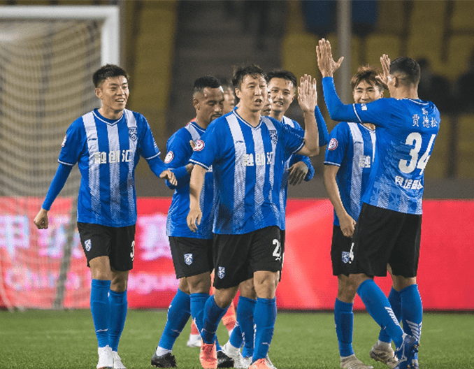 曼联客场不败创英超最长纪录，B费贡献2球1助攻，但防守漏洞明显，积分排名靠后。（曼联客场不败登顶英超纪录，B费2球1助抢眼，防守短板凸显、积分仍靠后）