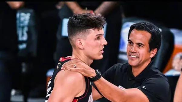 为何亲斯内德？穆帅：斯内德给了我三冠王，那是最棒的一年（穆帅谈为何偏爱斯内德：他助我夺三冠，这是我执教生涯最佳一年）