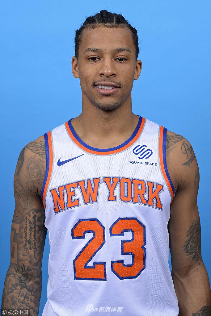 腿软！男子在1800米高空踢球：球场无护栏 致敬C罗 最后跳伞降落（惊心动魄！男子在海拔1800米无护栏球场踢球致敬C罗，最终跳伞落地）