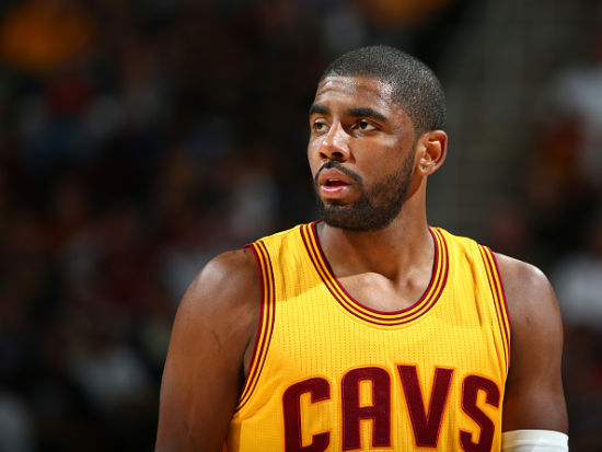 陷入窘境！曾凡博赛后独自离场，一分钟没上被裁也要跟队回美国（曾凡博赛后默然离场：全场未登场，被裁仍随队返美）