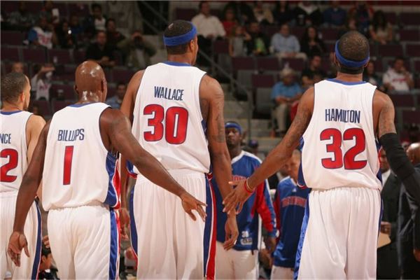 重归于好？取得胜利后阿隆索和维尼修斯击掌拥抱致意（胜利过后，阿隆索与维尼修斯击掌相拥，疑似破冰）