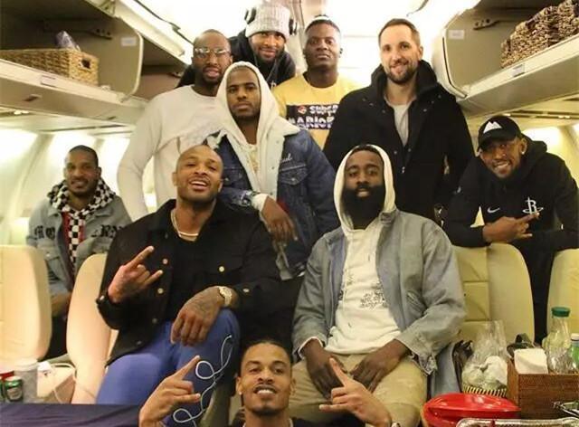 泰州举办“苏超泰州英雄大会”，市民夹道欢迎泰州队将士凯旋（泰州举办苏超英雄盛会 市民夹道热迎泰州队凯旋）